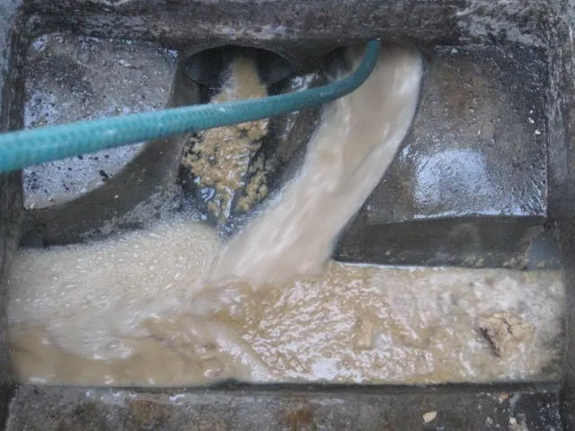 【神奈川県ビルの排水溝異臭トラブル】硫化水素のニオイの原因は“油の塊”だった！