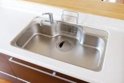 【原因別】水回りの排水溝（排水口）の臭いを解消する方法