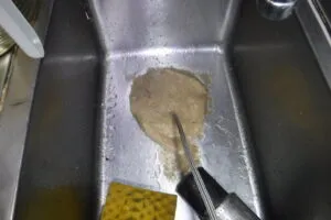 【飲食店様施工事例】キッチンシンクの排水が流れない？高圧洗浄でスッキリ解決！